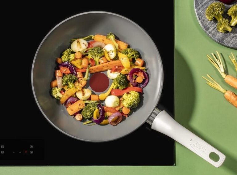 Een bovenaanzicht van de Tefal Renew wokpan met groentjes
