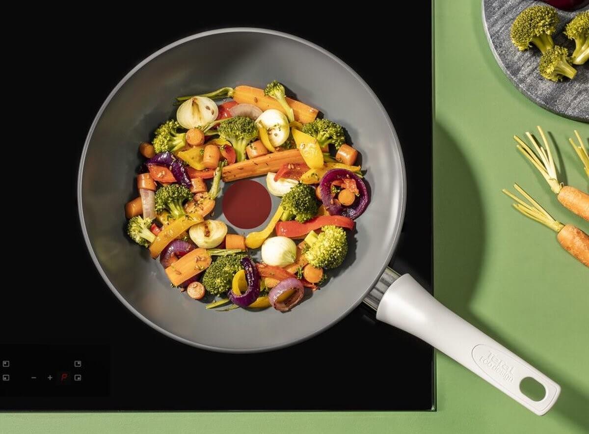 Een bovenaanzicht van de Tefal Renew wokpan met groentjes